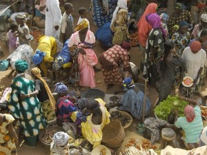 vrouwen op maandag-markt in Djenné